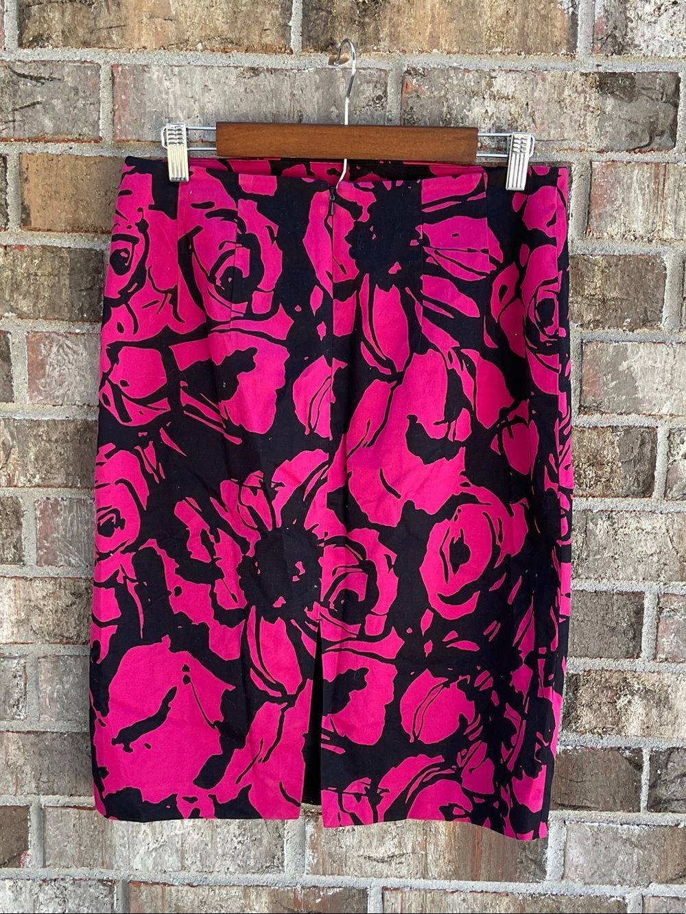 Take 50% OFF-Express Bold Pink and Black Floral Pencil Skirt, Size-8 - Picture 5 of 7